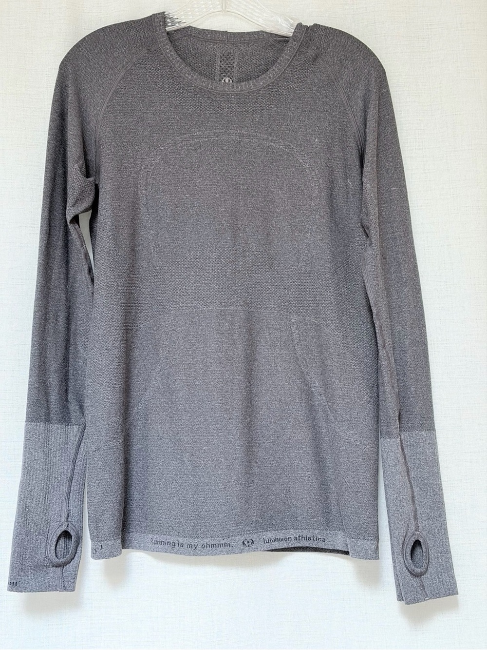 Lululemon swiftly tech long sleeve women shirt.Gray,mesh,knit panels,thumbholes.